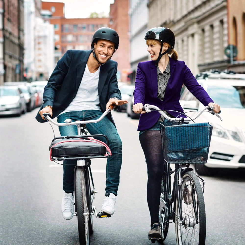 Mann und Frau fahren Fahrrad