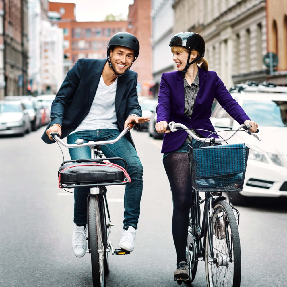 Mann und Frau fahren Fahrrad