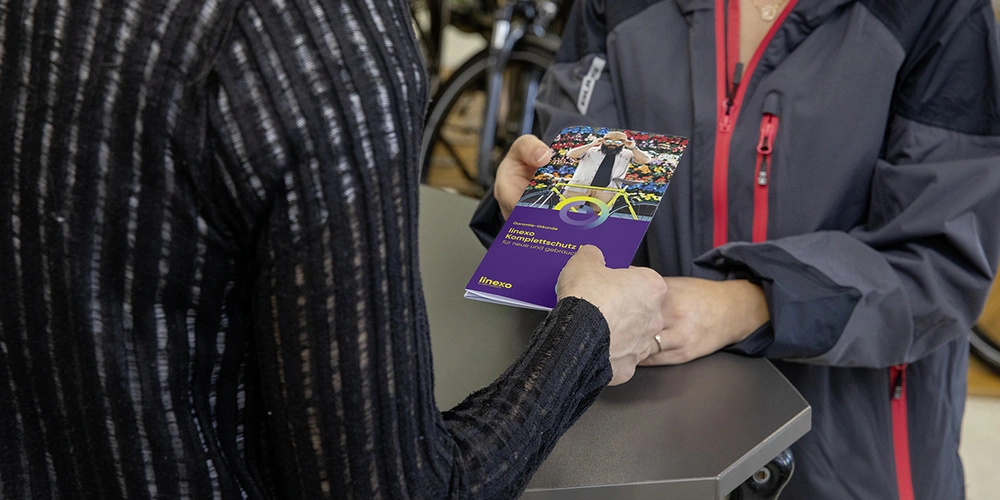 Fahrradhändler übergibt Komplettschutz Broschüre